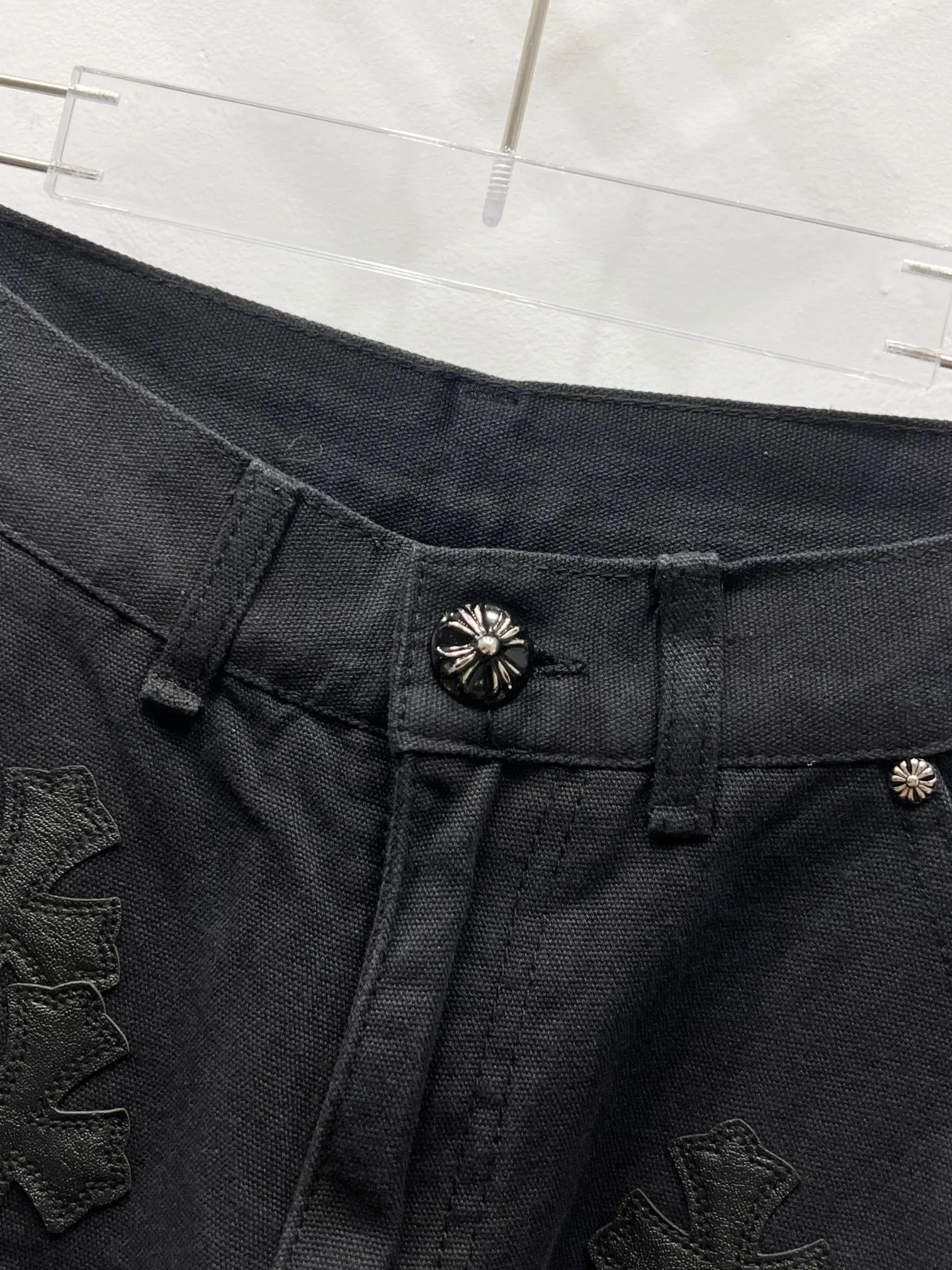 P260 Style No.: (c044) Chrome hearts Cross patch leather jeans workwear logging pants Chrome hearts logging pants are here! ! ! CH Croix Heart Double Knee Cross Patch Leather Bo1 Style Logging Pants Straight-leg Work Pants B136 Croix Heart Cross Sanskrit Overalls Price 4W Level, Patched Cross Pattern Decoration, High Waist Washed Jeans! ! Absolutely high-end luxury products, 1.9W level god-level single products, super popular products, made by top heavy industry, not to be missed. About Zangyin, this is an extremely luxurious fashion brand, which can also be called the nobles of the high street. It has always been an exclusive brand of some hipsters or rich second generation. Compared with ordinary high streets, it is more luxurious and noble. Compared with luxury brands, it has a more fashionable personality and has always been a brand that I have a special liking for. Imported yarn is custom-woven into a high-density twill canvas, which ensures a crisp silhouette while also making the fabric feel very delicate. It follows the B01 classic silhouette, with a crisp and stylish upper body. The ready-made garments are stone-ground and fermented, so they can be matched with any style. Buttons and brushed zinc are washed with genuine YKK retro metal products. Double-layered canvas on the front. Perfect details. All hardware is perfect. Size: s-XXL Color: Black